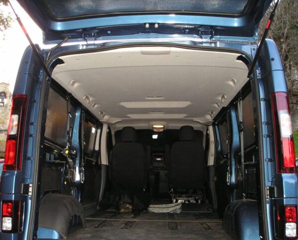 Renault Trafic L2H1 desde 2014 (Zona trasera sin revestimiento y portón) - Imagen 12
